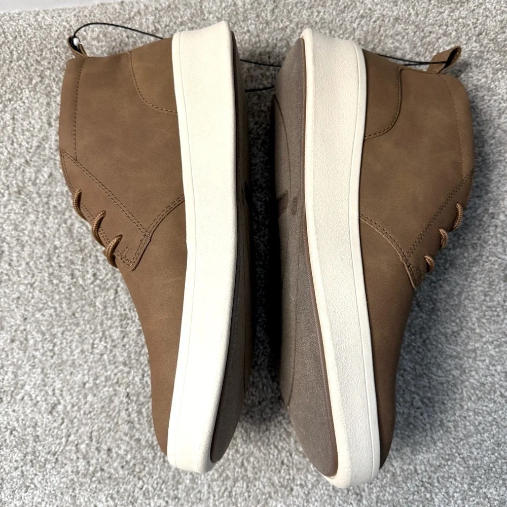 NWB IZOD men’s Palmer Chukka shoes brown/ cream size 9